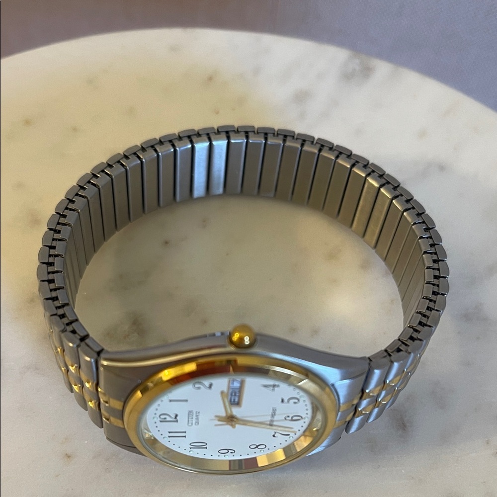 Preowned like New Condition Citizen Men’s watch Two-Tone with Stretch Bracelet. - Picture 4 of 11